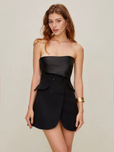 Einfarbiges, maßgeschneidertes, trägerloses, kurzes Kleid mit Taschen
